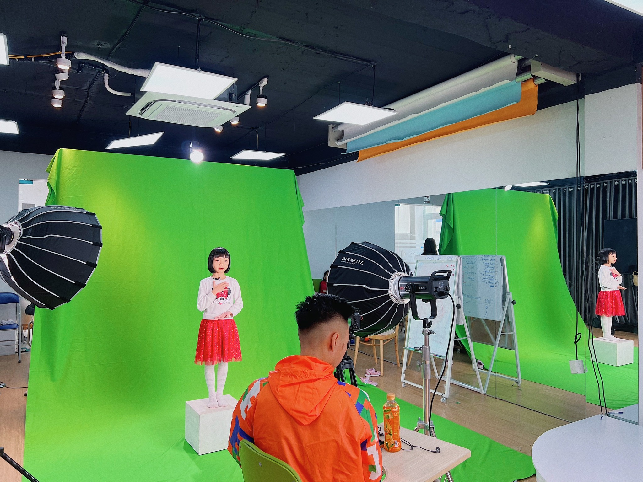 Bé gái thực hành kỹ năng giao tiếp trước ống kính tại studio của chương trình Kids+