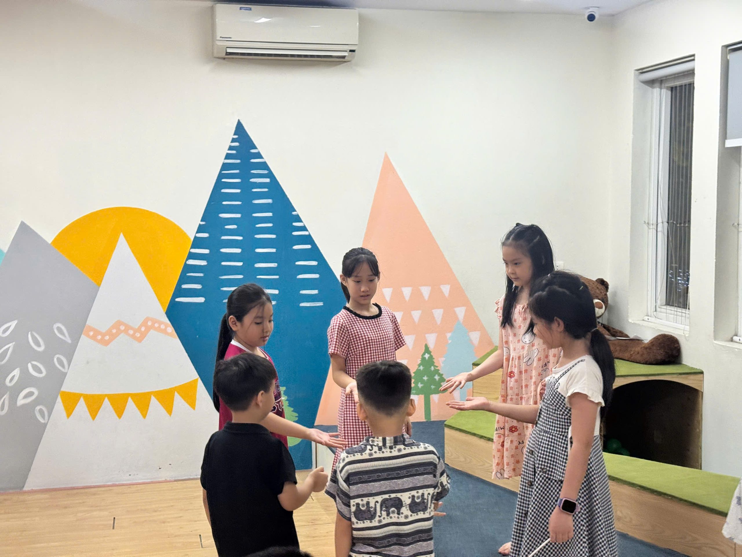 Nhóm trẻ em đang hào hứng tương tác và thảo luận nhóm trong một lớp học kỹ năng giao tiếp