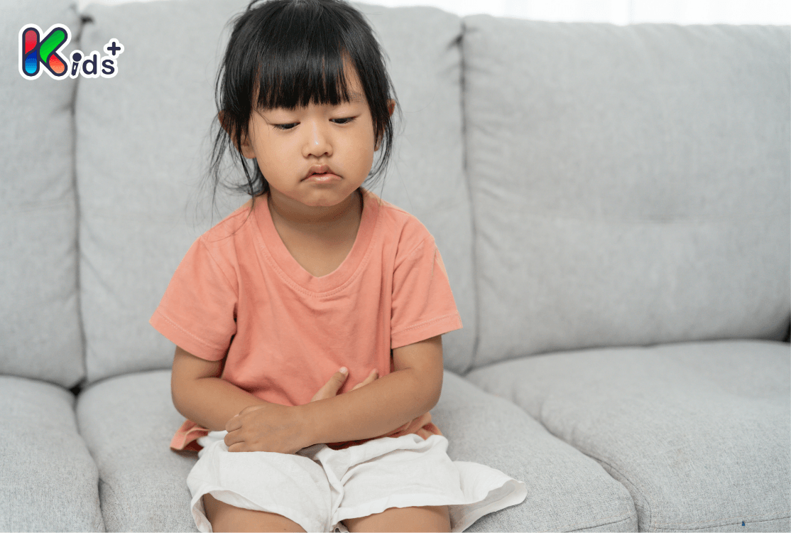 Bé gái ngồi trên sofa với gương mặt buồn bã, rụt rè và chán nản do gặp áp lực hoặc trẻ không dám nói tiếng Anh.